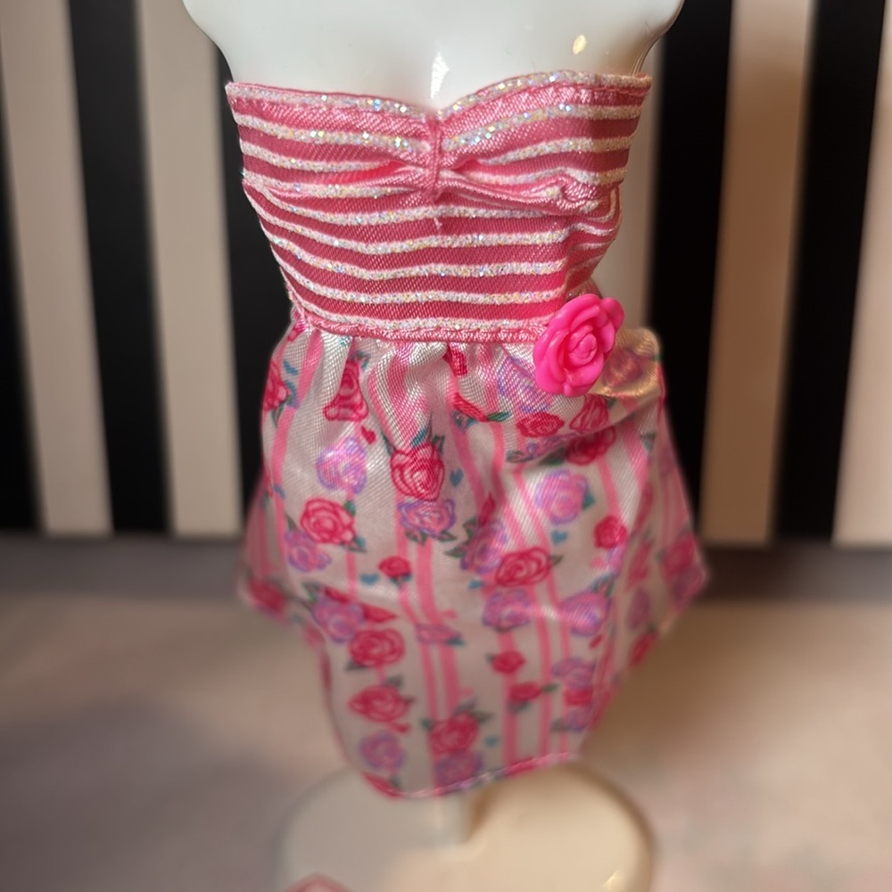Barbie Doll Dress with Accessories - Picture 3 of 3